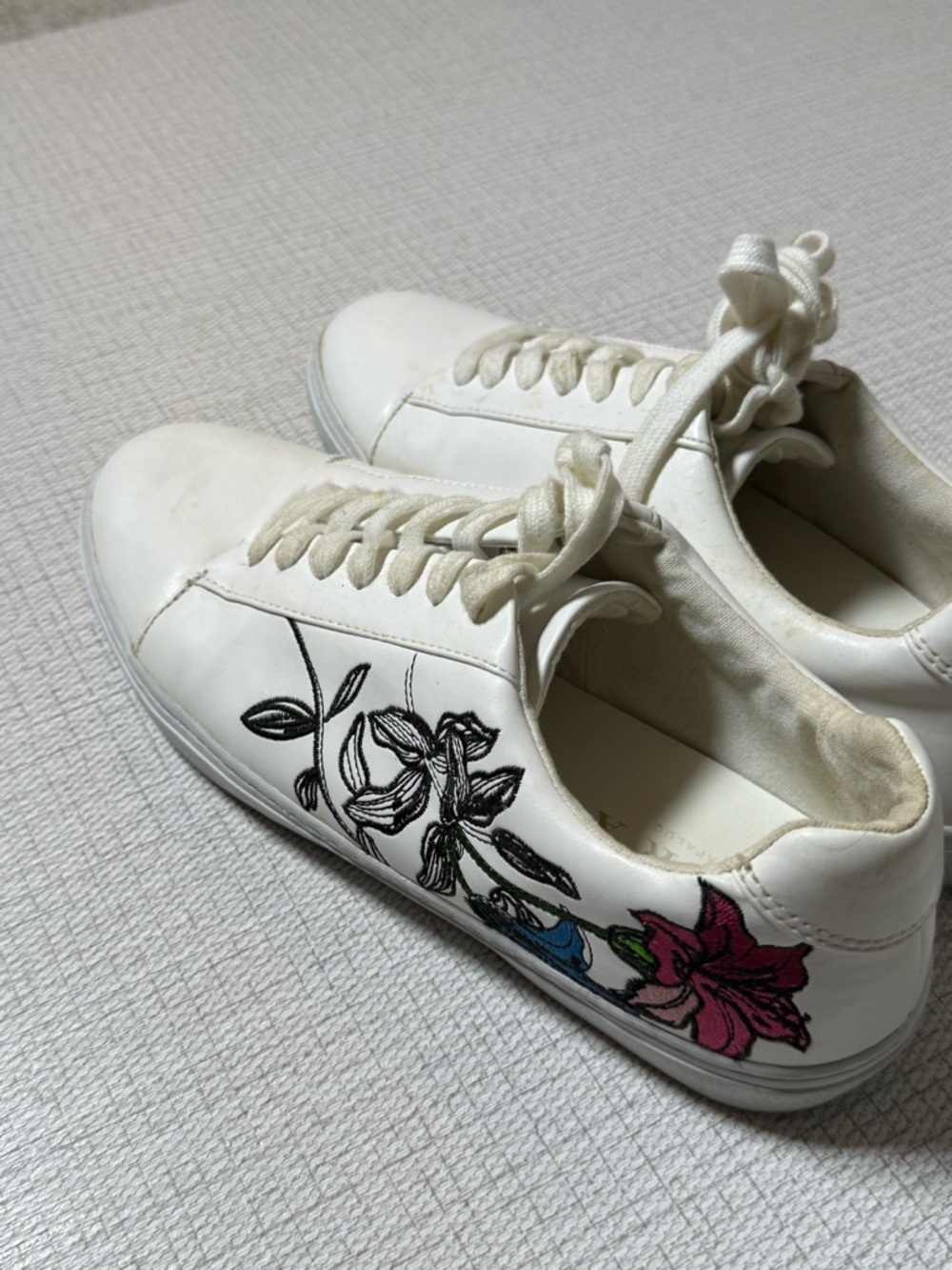 Zara White Floral Embroidered Low-Top Sneakers